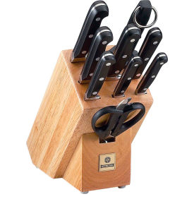 Image of a set of knives in wood holder.